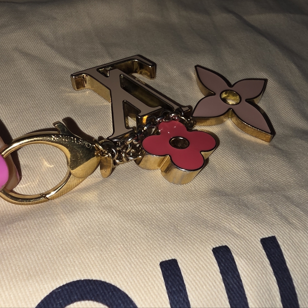 Authentic Louis Vuitton Floral Pink and Gold Key Holder a solid pink color - Picture 12 of 16